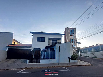 CASA NO CENTRO COM ELEVADOR